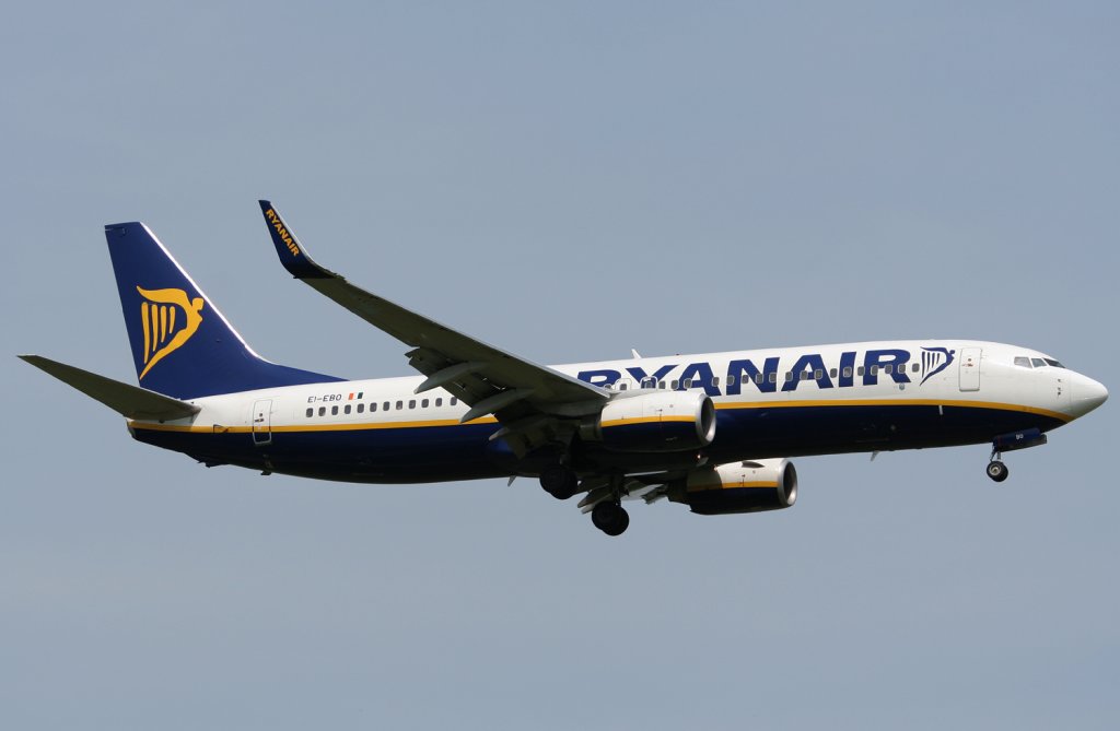 Ryanair B 737-8AS EI-EBO im Landeanflug in Berlin-Schnefeld am 06.06.2010