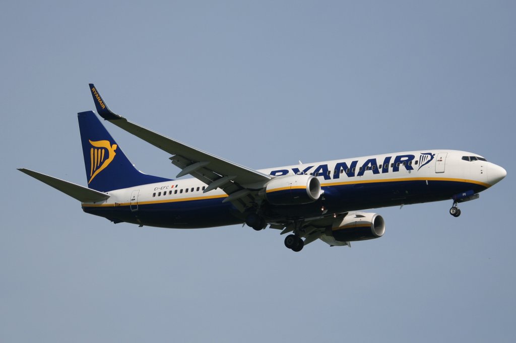 Ryanair B 737-8AS EI-EFC im Landeanflug in Berlin-Schnefeld am 06.06.2010