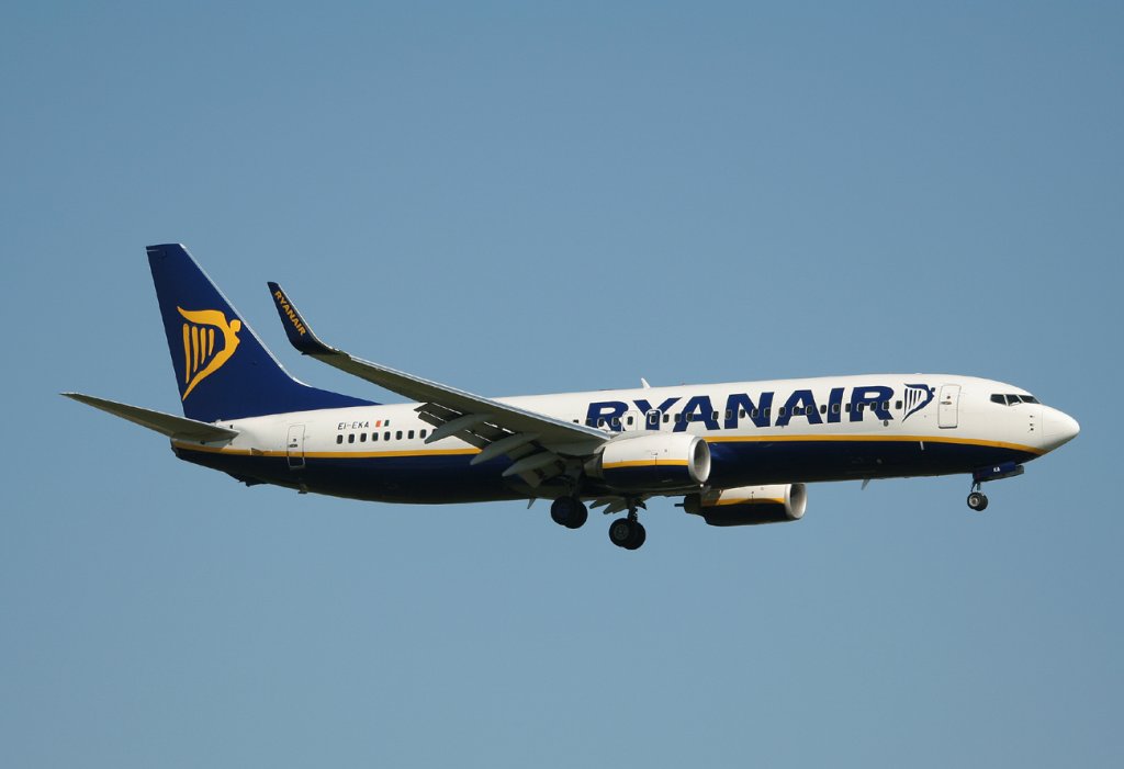 Ryanair B 737-8AS EI-EKA bei der Landung in Berlin-Schnefeld am 04.06.2011