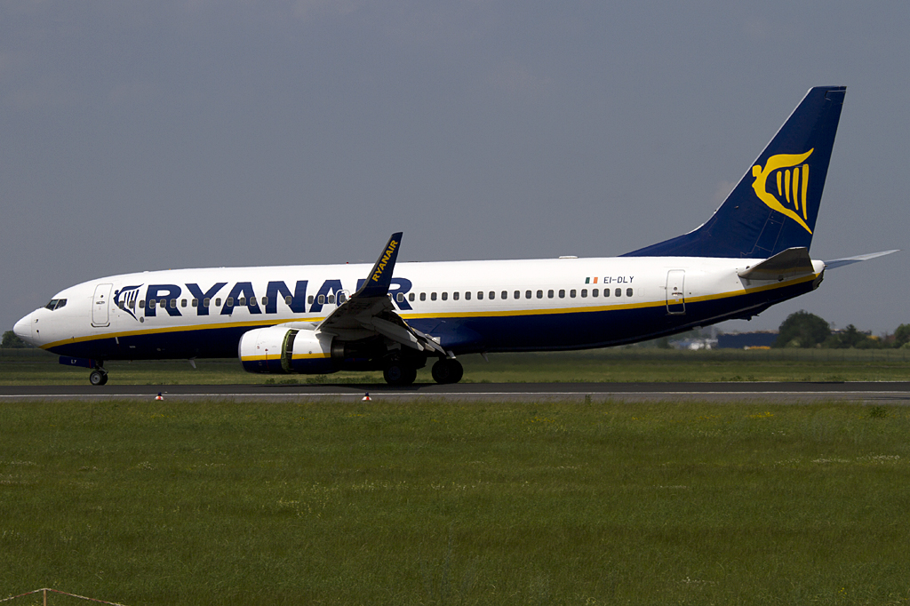 Ryanair, EI-DLY, Boeing, B737-8AS, 11.06.2010, SXF, Berlin-Schnefeld, Germany 


