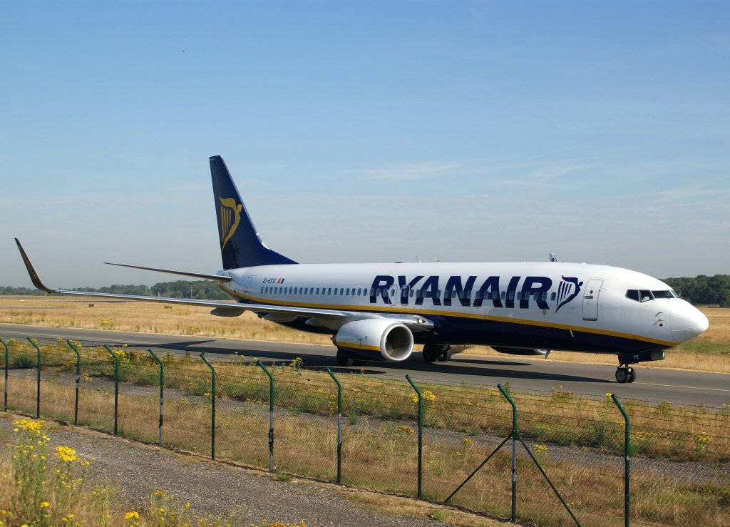 Ryanair, EI-EFE, Boeing 737-800 WL, 2010.07.08, NRN-EDLV, Weeze (Niederrhein), Germany