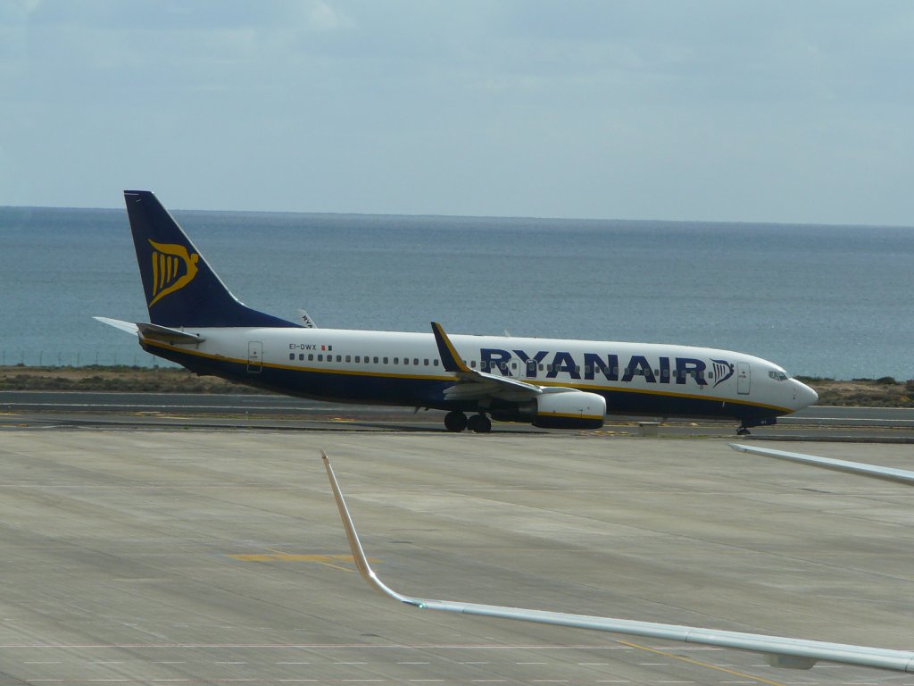 Ryaniarmaschine rollt auf dem Vorfeld des Airport Arrecife/Lanzarote im Januar 2010