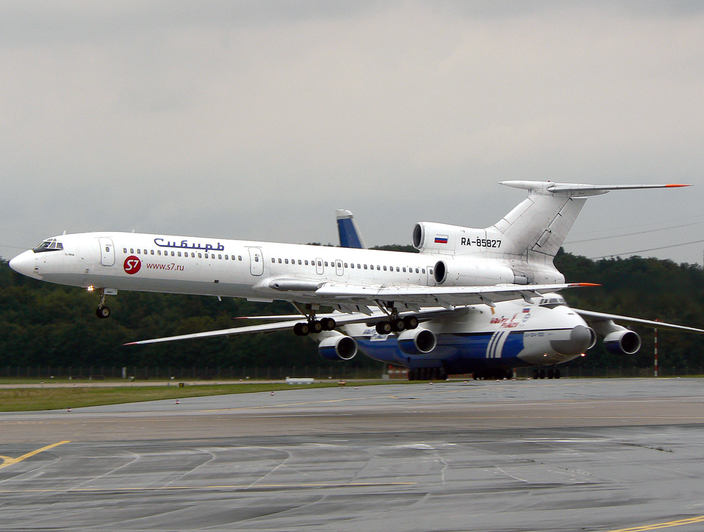 S7 / Sibir Tu-154M RA-85827 und Polet An-124 RA-82075 an der 23L in DUS / EDDL / Düsseldorf am 29.07.2007