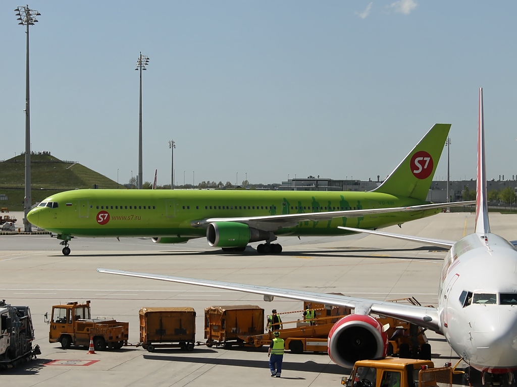 S7 Airlines Boeing 767-328(ER), VQ-BBI, auf dem Flughafen Mnchen, 28.4.12