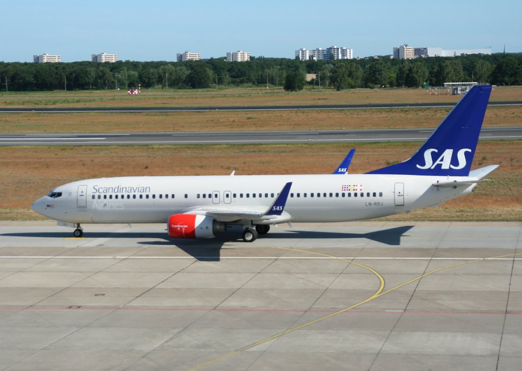 SAS B 737-883 LN-RRJ bei der Ankunft in Berlin-Tegel am 02.06.2011