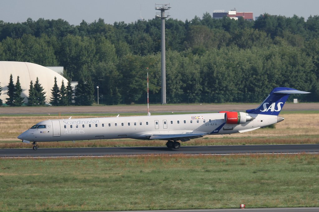 SAS Canadair Regjet CRJ900 OY-KFA nach der Landung in Berlin-Tegel am 21.08.2010