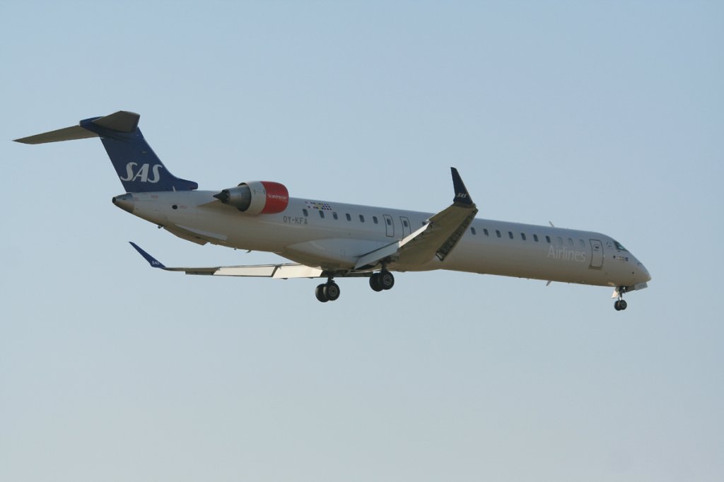 SAS Canadair Regjet CRJ900 OY-KFA kurz vor der Landung in Berlin-Tegel am 17.03.2012