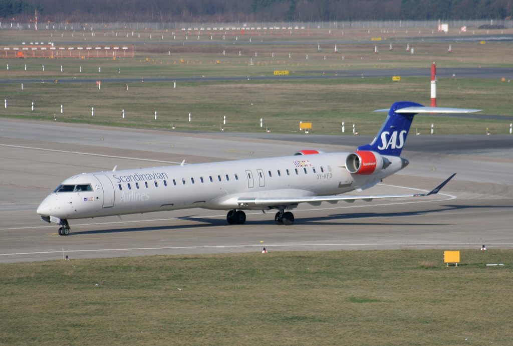 SAS Canadair Regjet CRJ900 OY-KFD bei der Ankunft in Berlin-Tegel am 02.04.2010