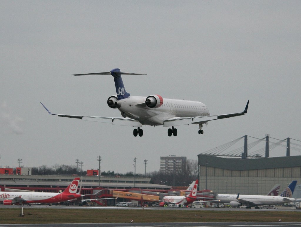 SAS Canadair Regjet CRJ900 OY-KFG bei der Landung in Berlin-Tegel am 16.01.2011