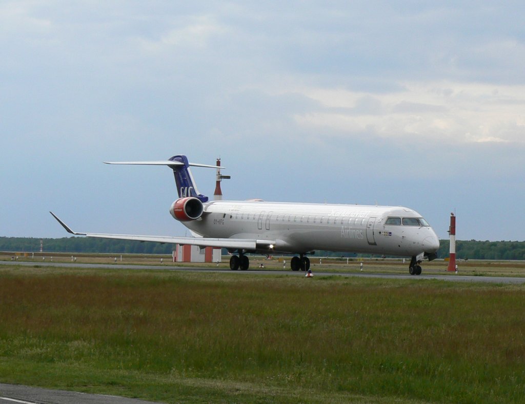 SAS Canadair Regjet CRJ900 OY-KFG auf dem Weg zum Start in Berlin-Tegel am 27.05.2011