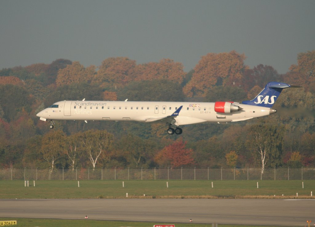 SAS Canadair Regjet CRJ900 OY-KFH  kurz vor der Landung in Dsseldorf am 31.10.2011