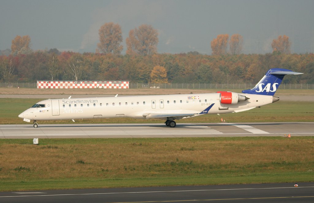 SAS Canadair Regjet CRJ900 OY-KFH beim Start in Dsseldorf am 31.10.2011