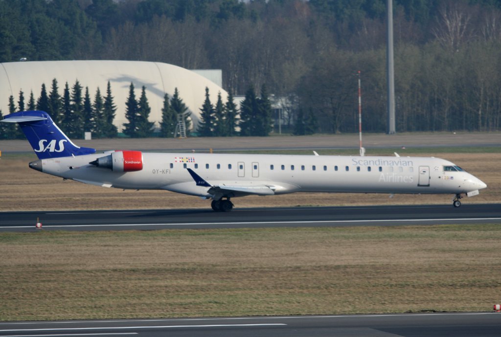 SAS Canadair Regjet CRJ900 OY-KFI nach der Landung in Berlin-Tegel am 03.04.2011