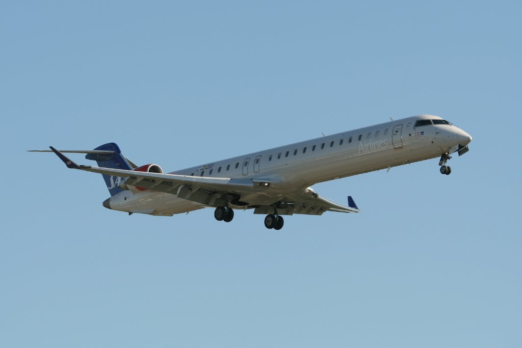 SAS Canadair Regjet CRJ900 OY-KFK kurz vor der Landung in Berlin-Tegel am 30.09.2011