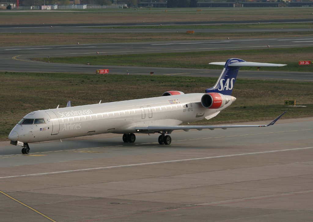 SAS Canadair Regjet CRJ900ER OY-KFG bei der Ankunft in Berlin-Tegel am 15.04.2012