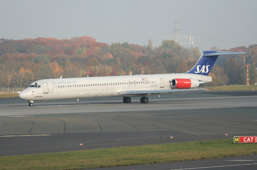 SAS MD 81 LN-RMT beim Start in Dsseldorf am 31.10.2011