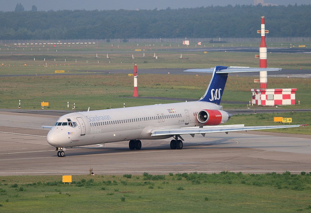 SAS MD 81 OY-KHN bei der Ankunft in Berlin-Tegel am 22.08.2012