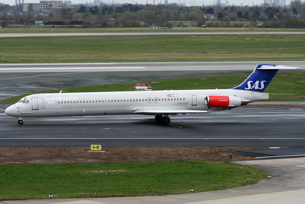 SAS MD-82 LN-RLR auf dem Taxiway zur 05R in DUS / EDDL / Dsseldorf am 17.03.2008