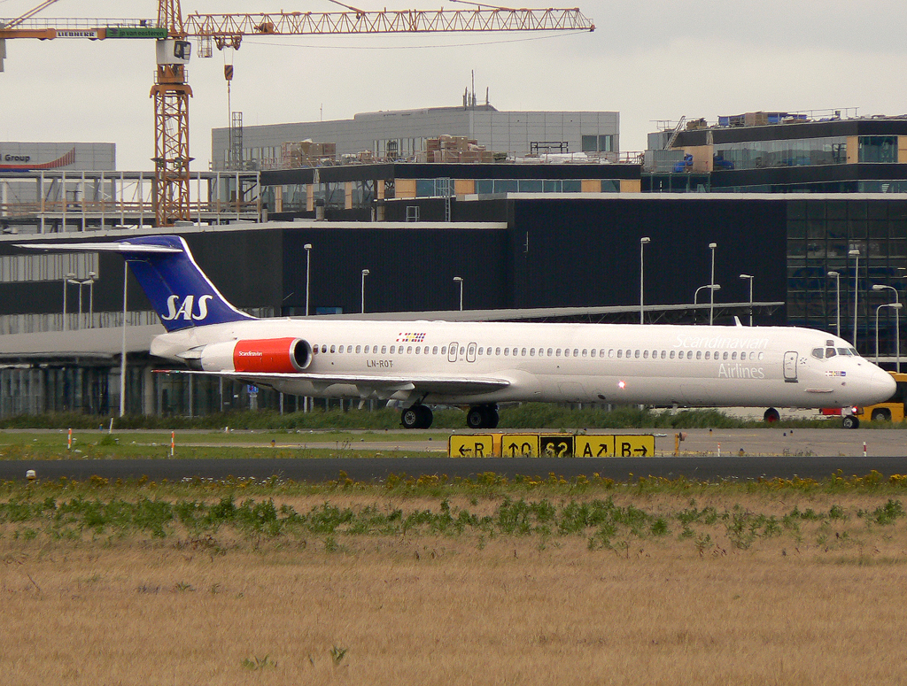 SAS MD-82 LN-ROT auf dem Taxiway zum Gate in AMS / EHAM / Amsterdam am 12.07.2007