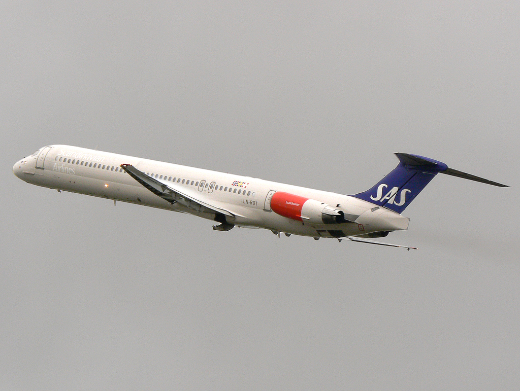 SAS MD-82 LN-ROT nach dem Takeoff auf 24 in AMS / EHAM / Amsterdam am 12.07.2007