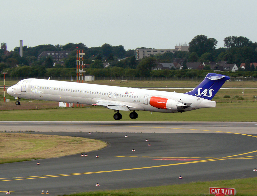 SAS MD-82 LN-ROU kurz vorm Touchdown auf 23L in DUS / EDDL / Düsseldorf am 24.06.2007 
