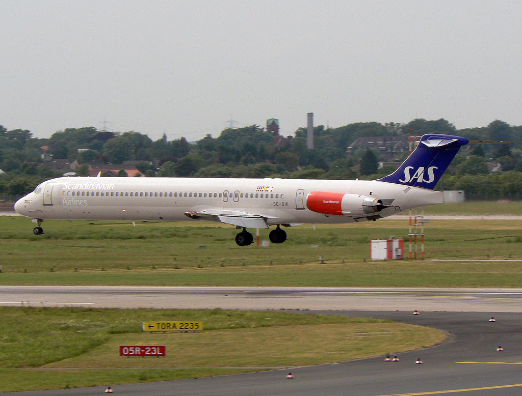 SAS MD-82 SE-DIK kurz vor der Landung auf 23L in DUS / EDDL / Düsseldorf am 13.05.2007