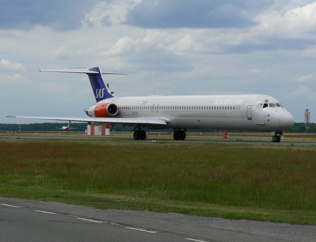 SAS MD-82 SE-DIN auf dem Weg zuum Start in Berlin-Tegel am 27.05.2011