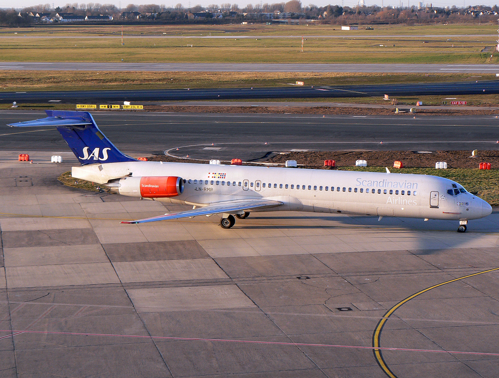 SAS MD-87 LN-RMP auf dem Taxiway zur 23L in DUS / EDDL / Düsseldorf am 28.12.2007