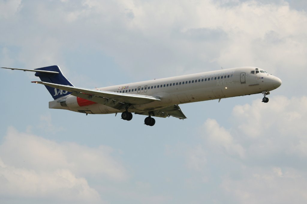 SAS MD-87 SE-DIP kurz vor der Landung in Berlin-Tegel am 10.06.2011