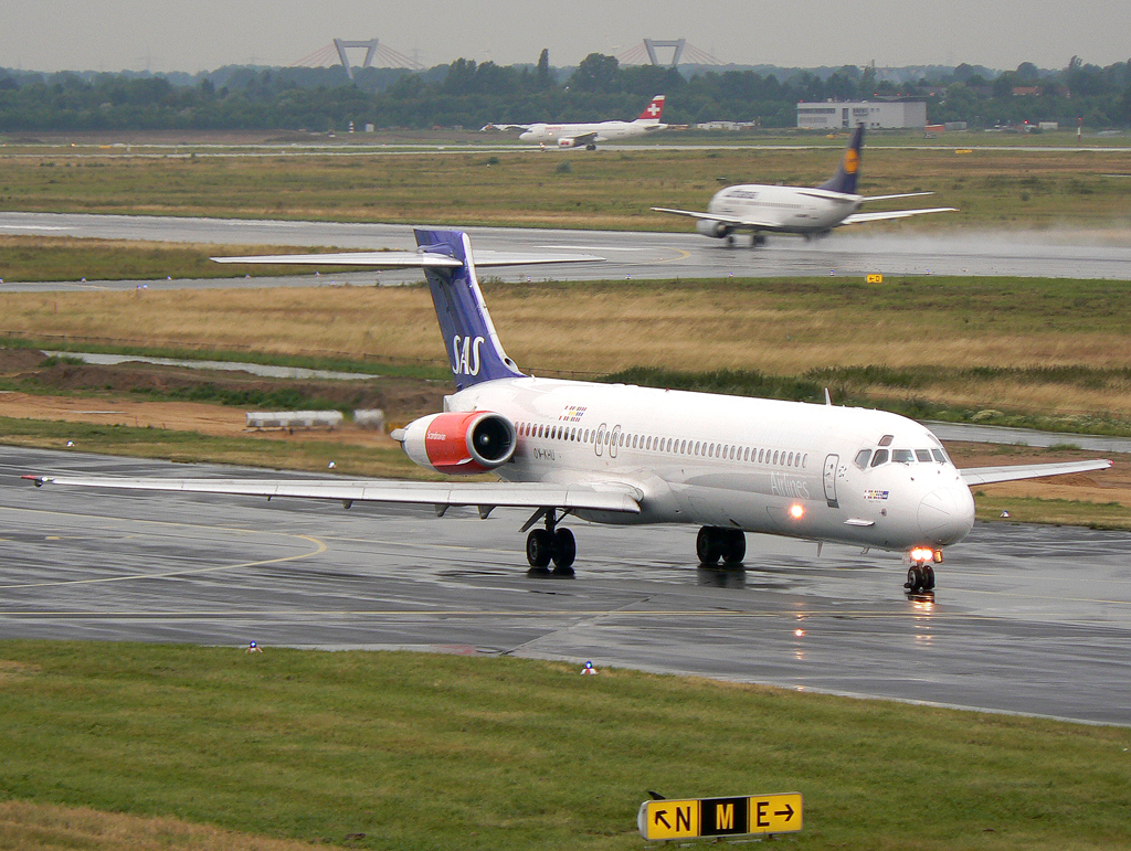 SAS MD87 OY-KHU auf dem Taxiway zur 23L in DUS / EDDL / Düsseldorf am 23.07.2007