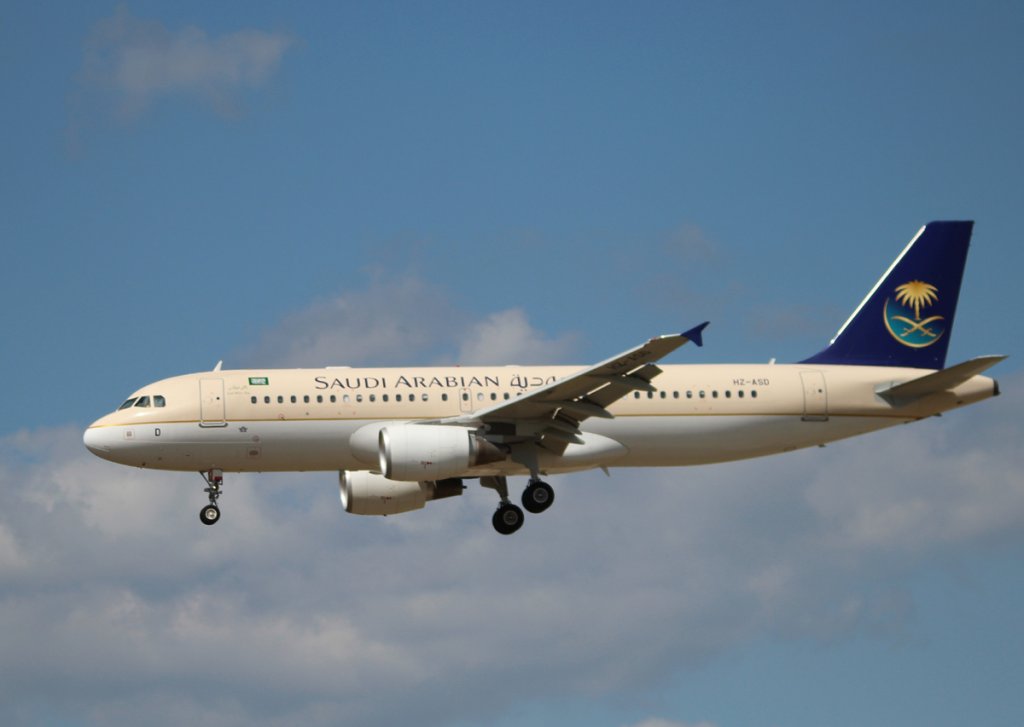 Saudi Arabian Airlines A 320-214 HZ-ASD bei der Landung in Frankfurt am Main am 16.08.2012