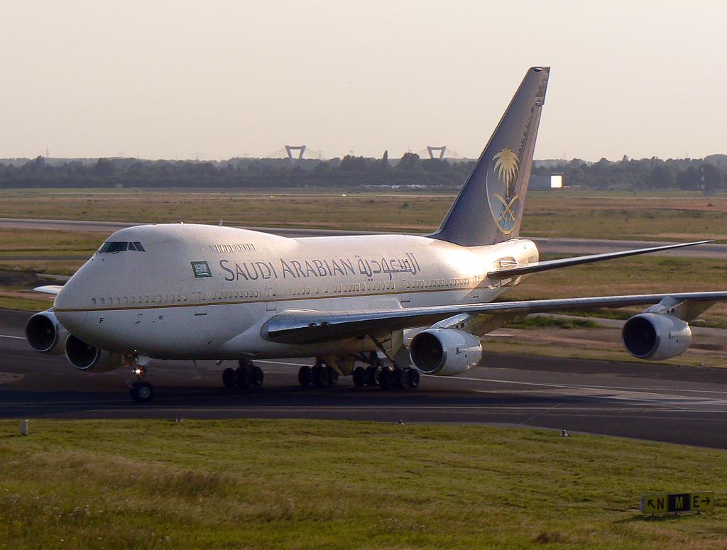 Saudi Arabian B747SP HZ-IAF rollt zur V02 in DUS / EDDL / Düsseldorf am 15.07.2007