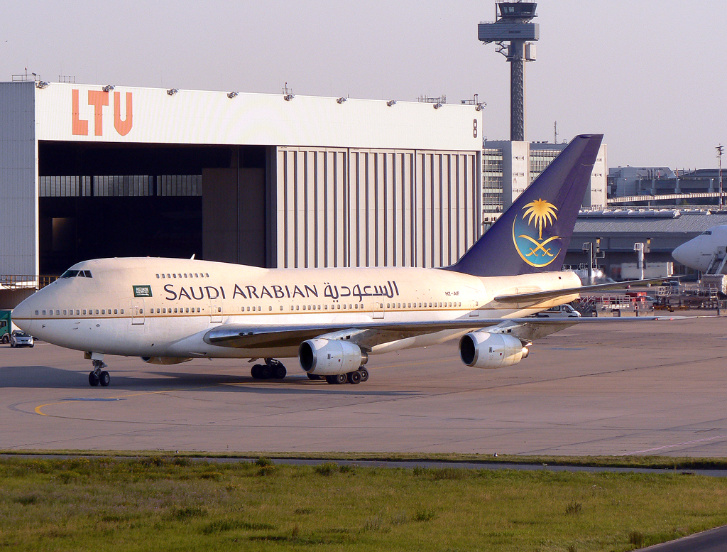 Saudi Arabian B747SP HZ-IAF rollt zur V02 in DUS / EDDL / Düsseldorf am 15.07.2007