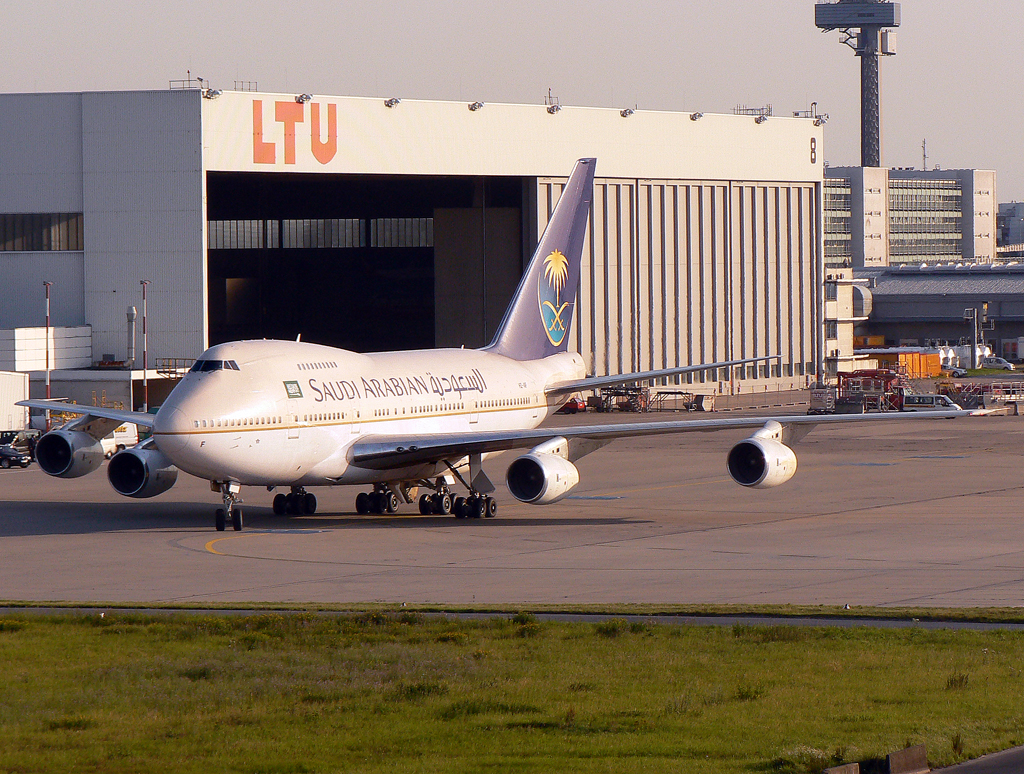 Saudi Arabian B747SP HZ-IAF rollt zur V02 in DUS / EDDL / Düsseldorf am 15.07.2007