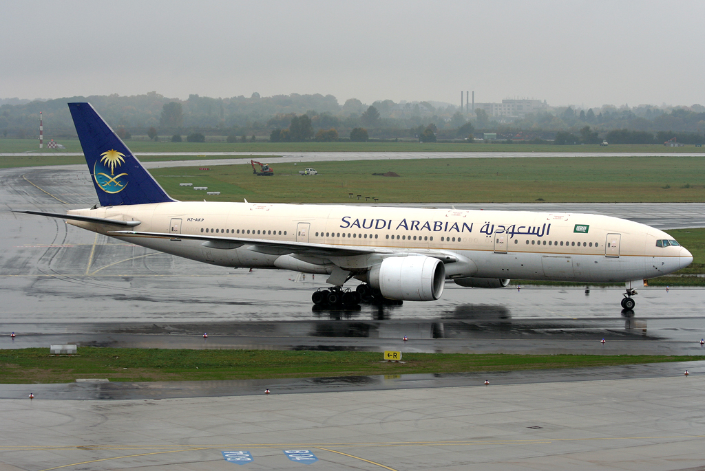 Saudi Arabian B777-200 HZ-AKP verlsst die 23L in DUS / EDDL / Dsseldorf am 08.10.2008 