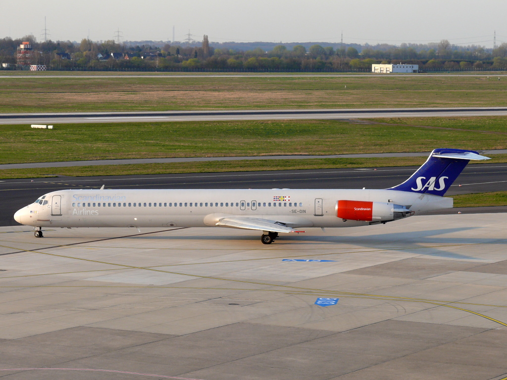 Scandinavian Airlines (SAS); SE-DIN; McDonnell Douglas MD-82. Flughafen Dsseldorf. 27.03.2011.
