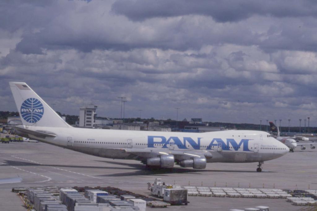 Schon lange Geschichte ist die PAN AM (Pan American Airways).
Am 3.7.1988 flog die PAN AM mit ihren Boeing 747 Jumbos regelmig
den Flughafen Frankfurt Main an. Die Jumbos trugen Namen. Dieser
hie Clipper Ocean Perl.
