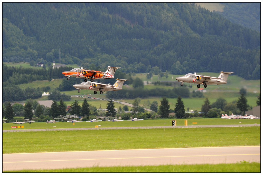 Schwarm-Formation Saab 105OE durch die Dsentrainerstaffel des berwachungsgeschwaders des BH beim Start in Zeltweg am 1.7.2011