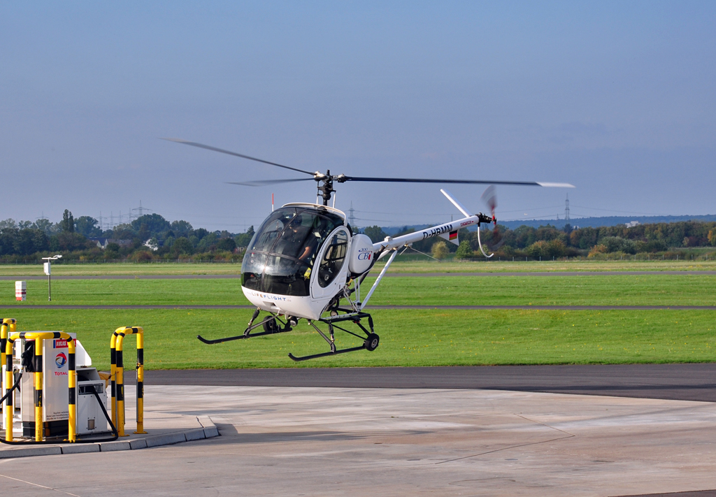Schweizer-Hughes 300 CB in leichter Schrglage nach dem Abheben von der Tankstelle in Bonn-Hangelar - 08.10.2010