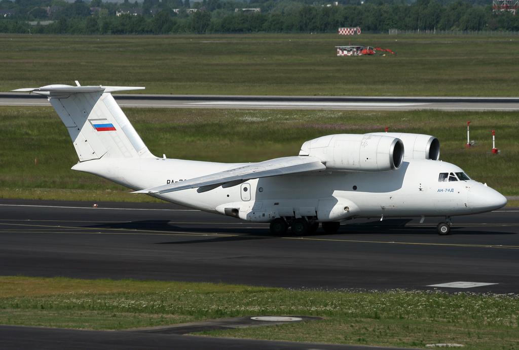 Second Sveridlovsk Air Enterprise AN-74 RA-74048 rollt auf dem Taxiway zur 23L in DUS / EDDL / Dsseldorf am 24.05.2009