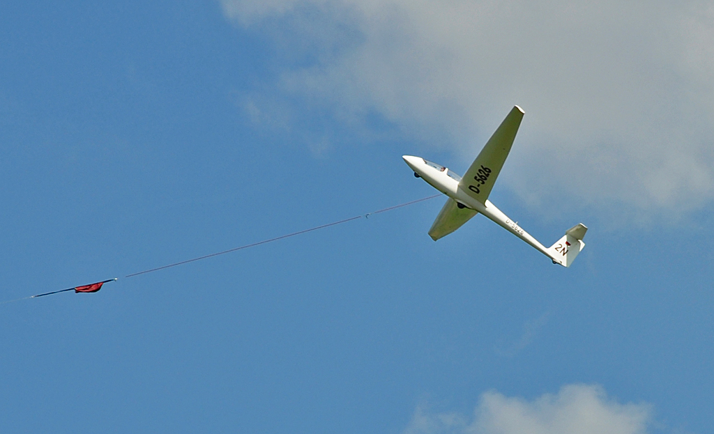 Segelflugzeug D-5626 am Schleppseil beim Windenstart in Bonn-Hangelar - 14.08.2010