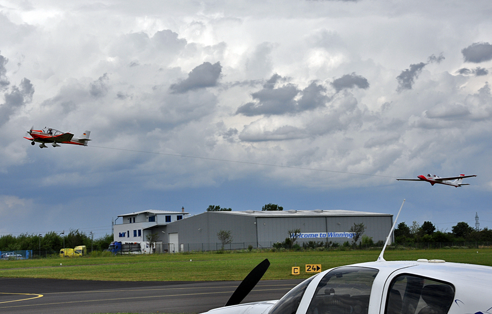 Segelflugzeug-Schlepp mit Robin DR 400-180R beim Start in Koblenz-Winningen - 04.08.2012