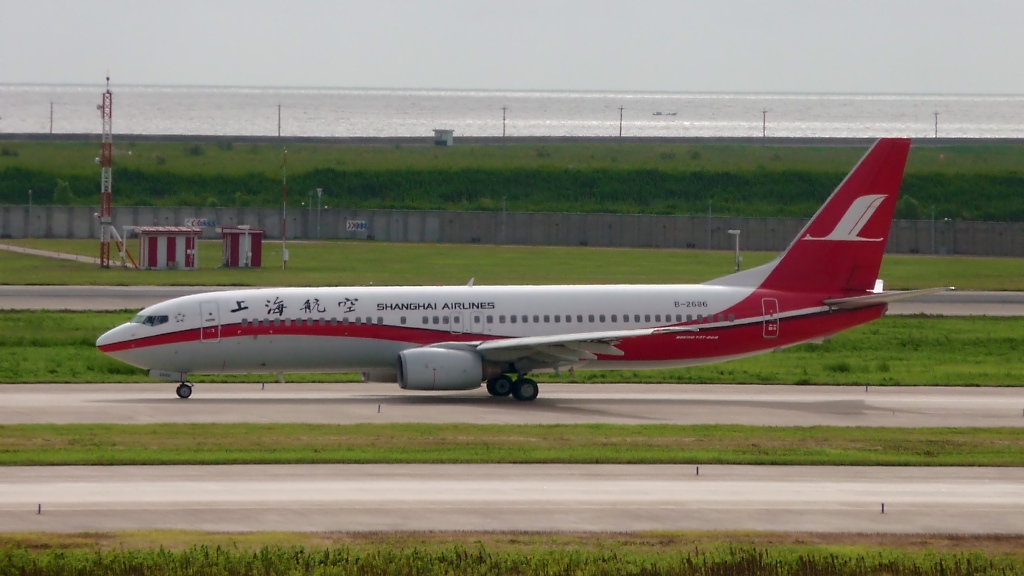 Shanghai Airlines  B-2686, Boeing 737-8Q8, in Pudong (6.8.10) 