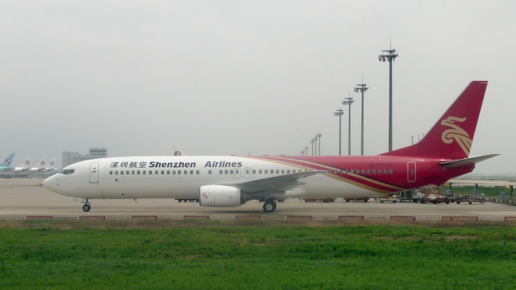 Shenzen Airlines Boeing 737-900 B-5105 in Pudong (15.7.10)