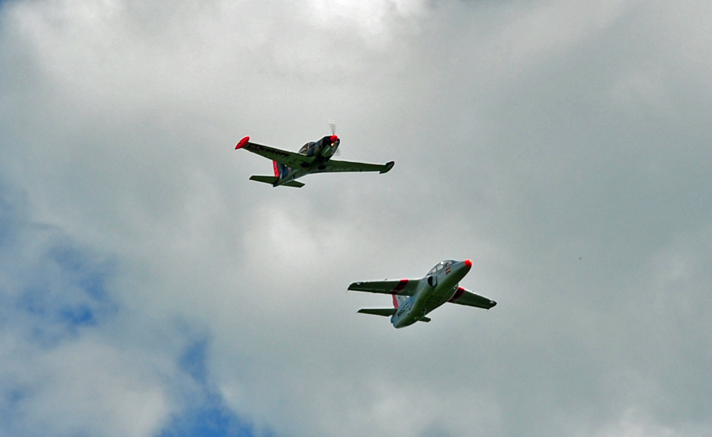 Siai S-211 (Jet) und Siai SF-260 beim Formationsflug ber Breitscheid - 21.08.2010