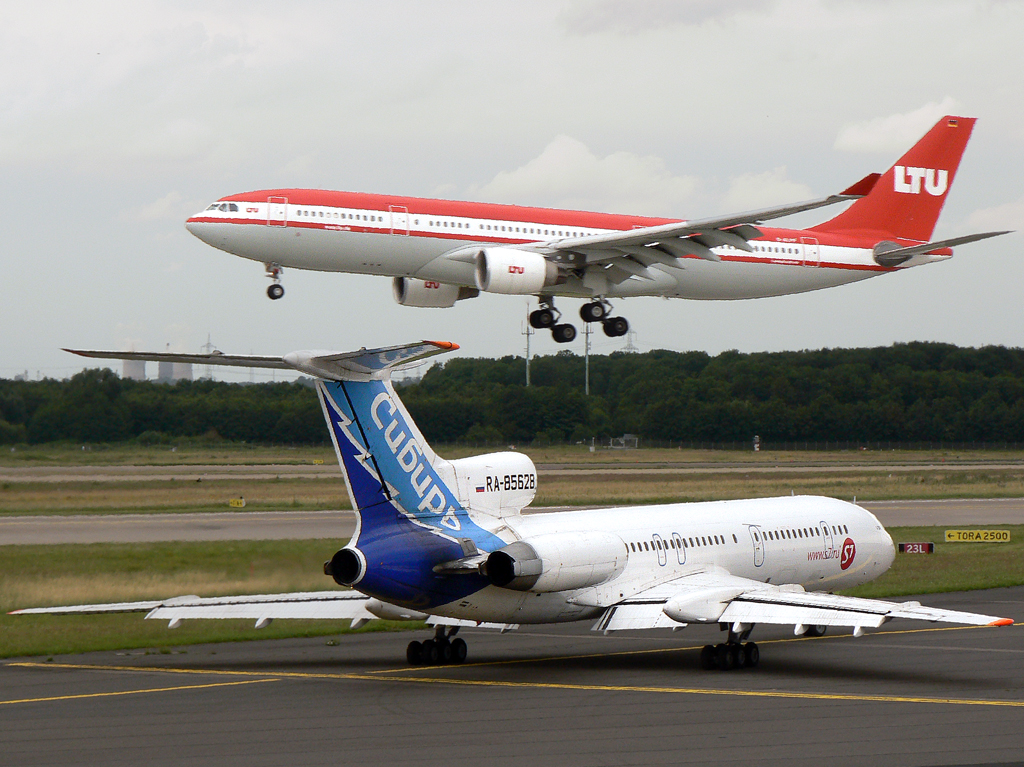 Sibir / S7 Tu-154M RA-85627 und LTU A330-200 D-ALPF an der 23L in DUS / EDDL / Düsseldorf am 24.06.2007