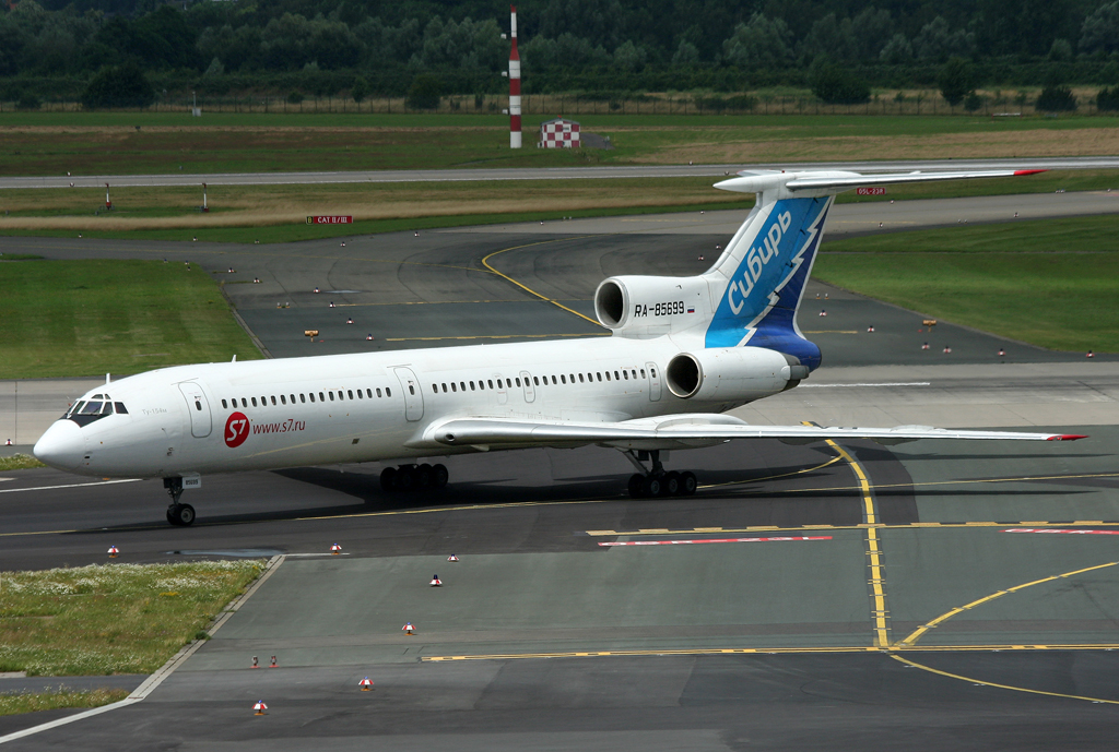 Sibir / S7 Tu-154M RA-85699 verlsst die 23L in DUS / EDDL / Dsseldorf am 10.07.2008