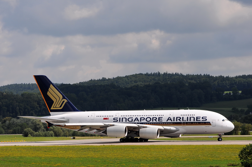 Singapore Airlines, 9V-SKG, Airbus A380-841. Da steht er nun in voller Gre und Schnheit kurz vor dem Start auf der Bahn 16 am 6.8.2010. Nicht immer hat man Glck mit dem Wetter, aber die Sonne schien im richtigen Moment fr mich.