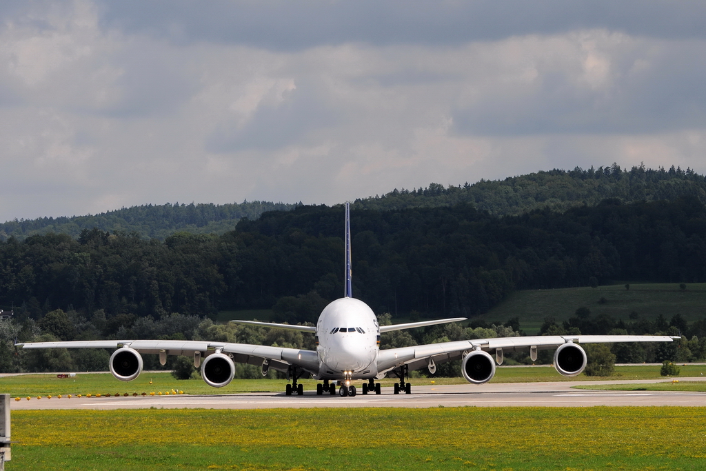 Singapore Airlines, 9V-SKG, Airbus A380-841. Es scheint, als wollte der A380 auf mich zurollen. Gut zu sehen, wie die Tragflchen gebogen sind. 6.8.2010