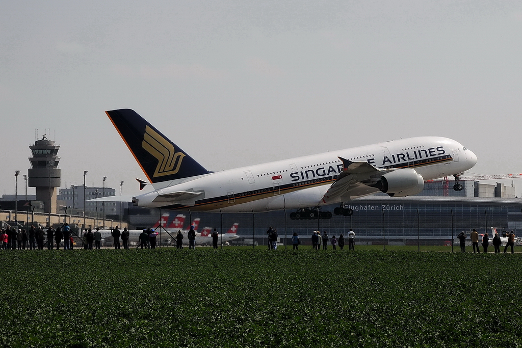 Singapore Airlines, 9V-SKH, Airbus A380-841. Zehn solcher Giganten hat Singapore Airlines schon, dieser hier hat die Fertigungsnummer 021. 10.4.2010